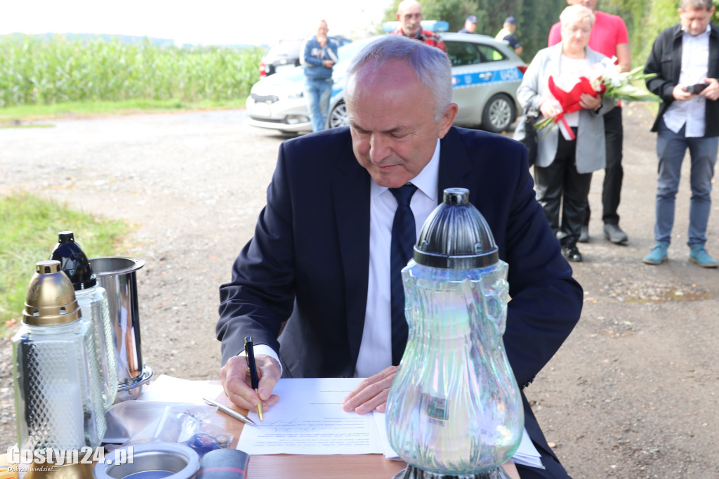 Umieszczenie kapsuły czasu pod krzyżem w Borku Wlkp.