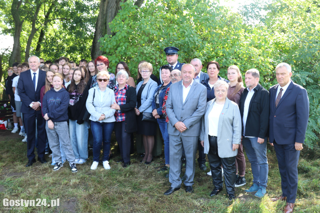 Umieszczenie kapsuły czasu pod krzyżem w Borku Wlkp.