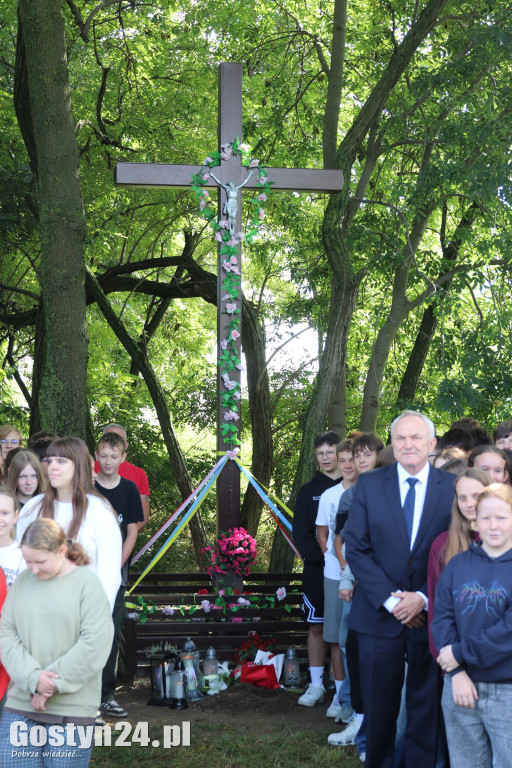 Umieszczenie kapsuły czasu pod krzyżem w Borku Wlkp.