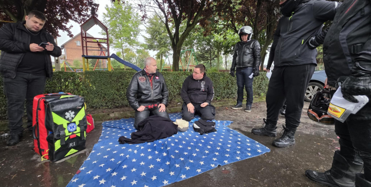 Lekcja z pierwszej pomocy na trasie rajdu w Poniecu