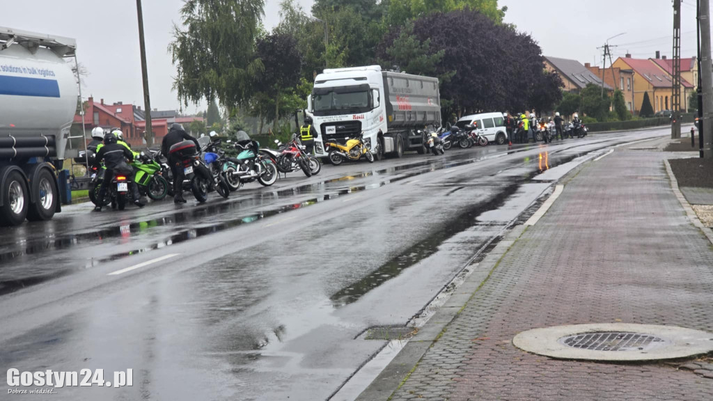 Lekcja z pierwszej pomocy na trasie rajdu w Poniecu