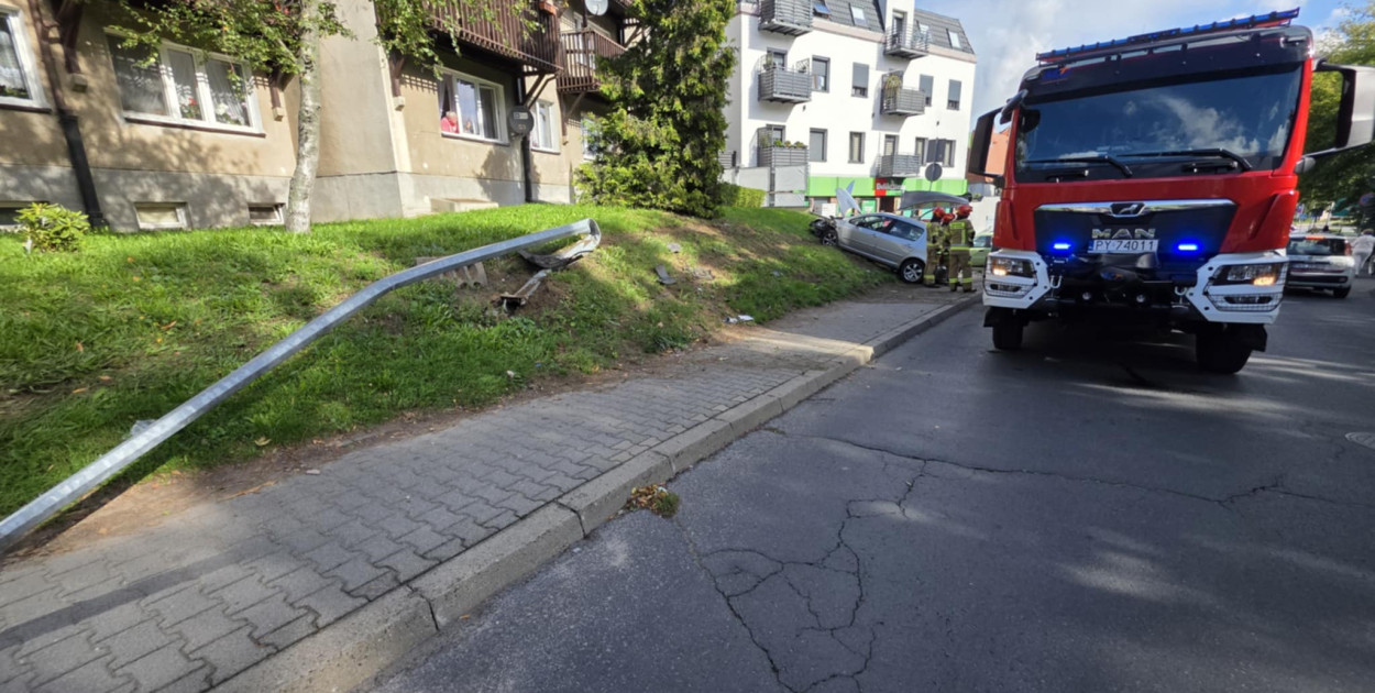 Samochód osobowy wjechał w przystanek na ul. Sikorskiego