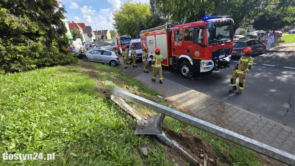 Samochód osobowy wjechał w przystanek na ul. Sikorskiego