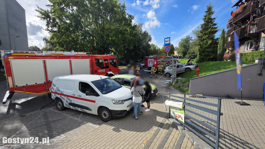 Samochód osobowy wjechał w przystanek na ul. Sikorskiego