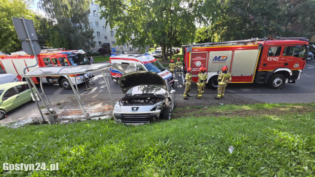 Samochód osobowy wjechał w przystanek na ul. Sikorskiego