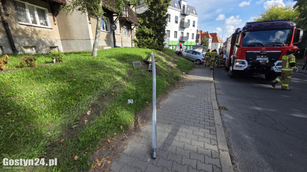 Samochód osobowy wjechał w przystanek na ul. Sikorskiego