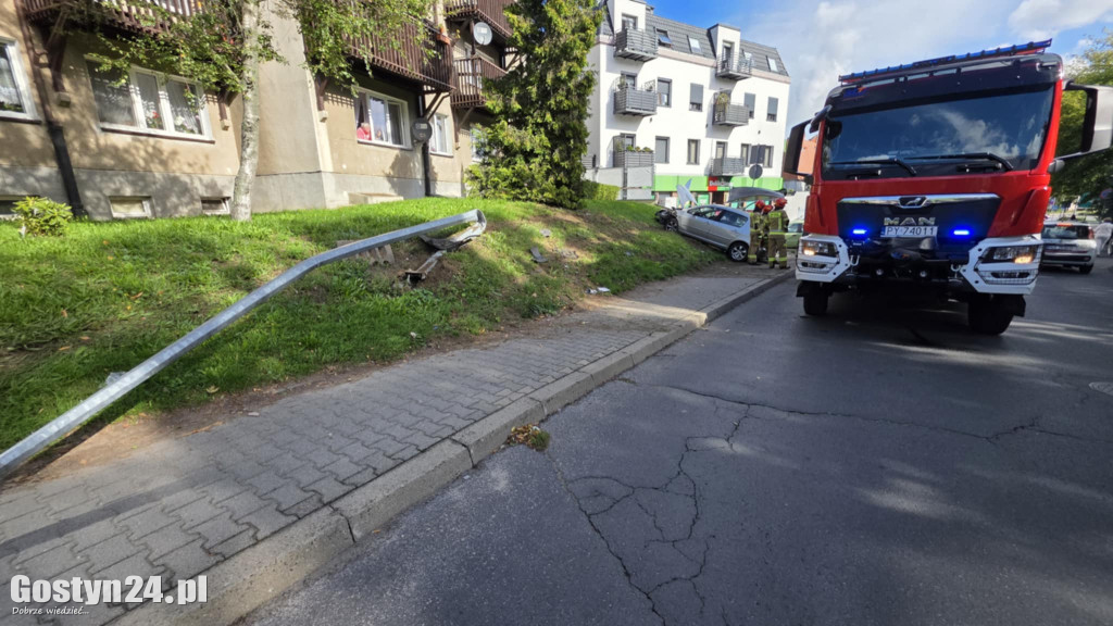 Samochód osobowy wjechał w przystanek na ul. Sikorskiego