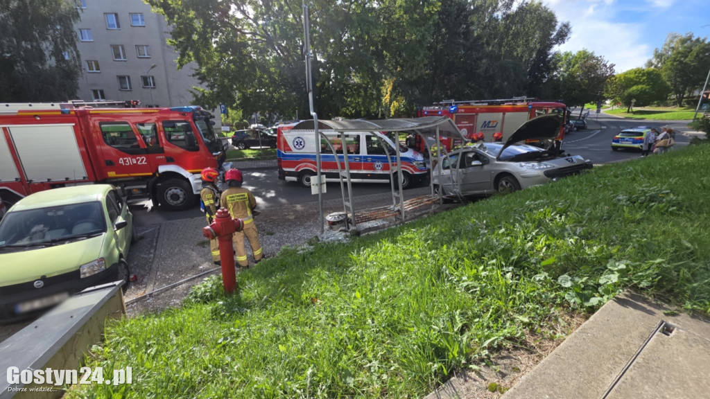 Samochód osobowy wjechał w przystanek na ul. Sikorskiego