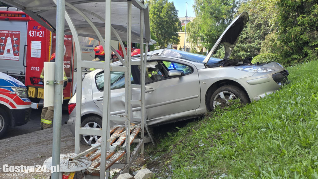 Samochód osobowy wjechał w przystanek na ul. Sikorskiego