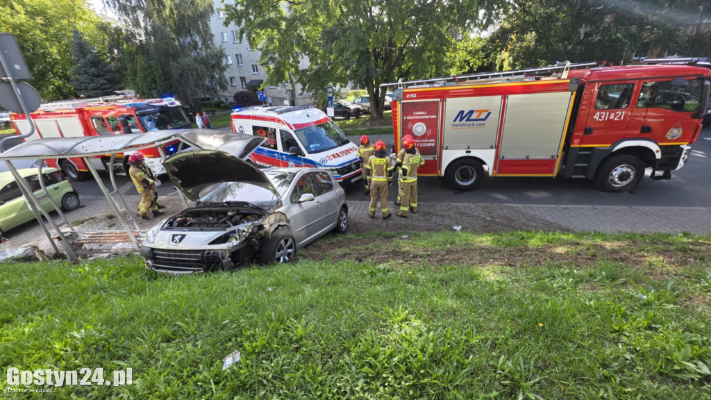Samochód osobowy wjechał w przystanek na ul. Sikorskiego