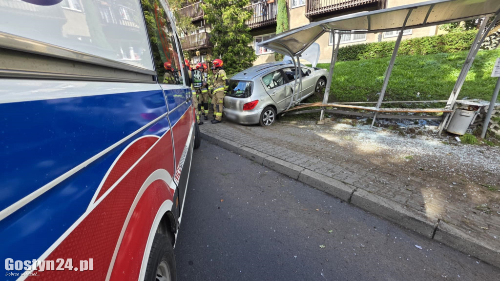 Samochód osobowy wjechał w przystanek na ul. Sikorskiego