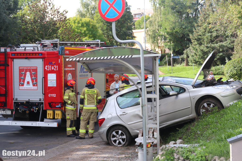 Samochód osobowy wjechał w przystanek na ul. Sikorskiego
