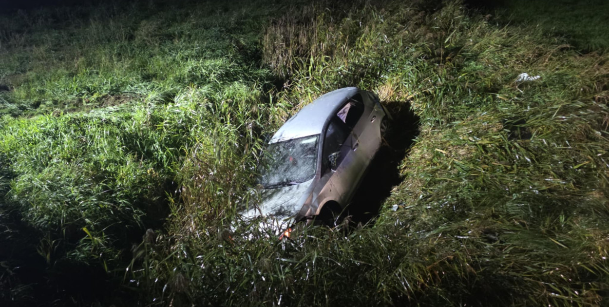 Auto wpadło do rzeczki na trasie Gostyń-Grabonóg
