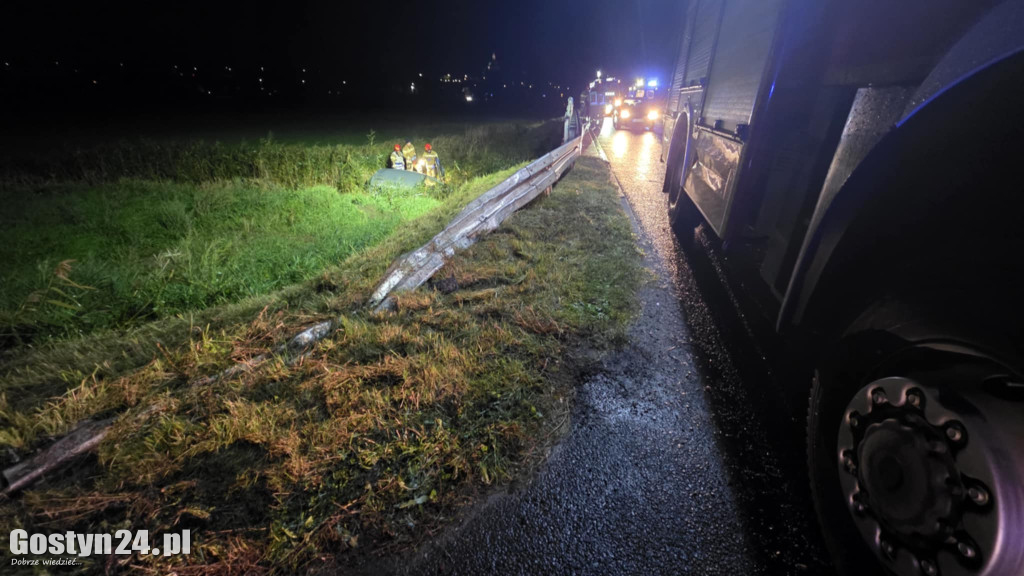 Auto wpadło do rzeczki na trasie Gostyń-Grabonóg