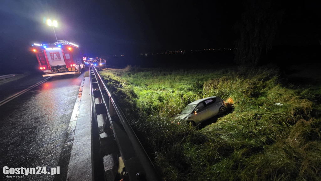 Auto wpadło do rzeczki na trasie Gostyń-Grabonóg