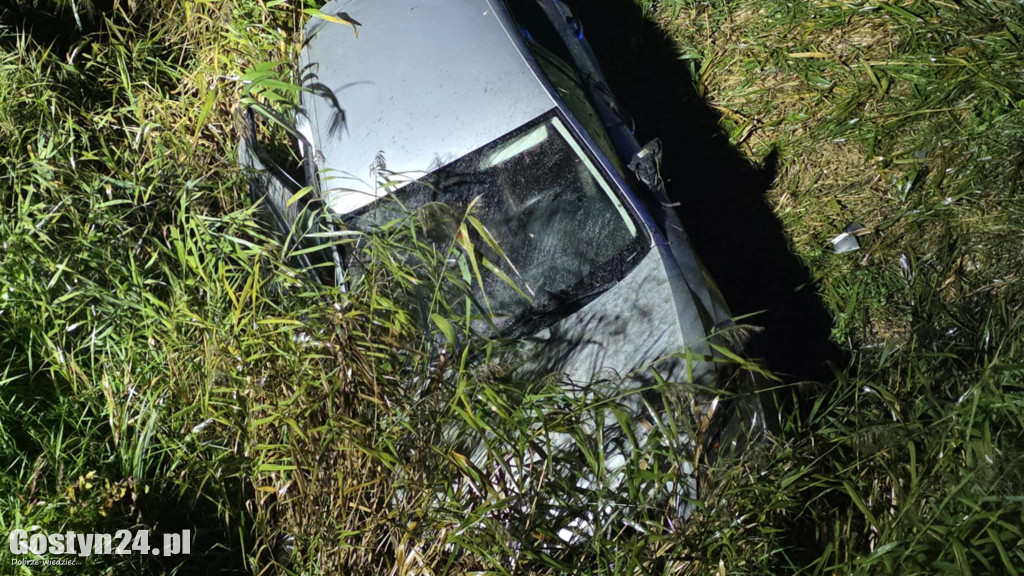 Auto wpadło do rzeczki na trasie Gostyń-Grabonóg