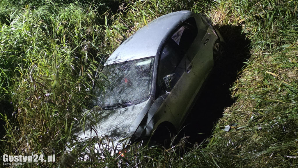 Auto wpadło do rzeczki na trasie Gostyń-Grabonóg