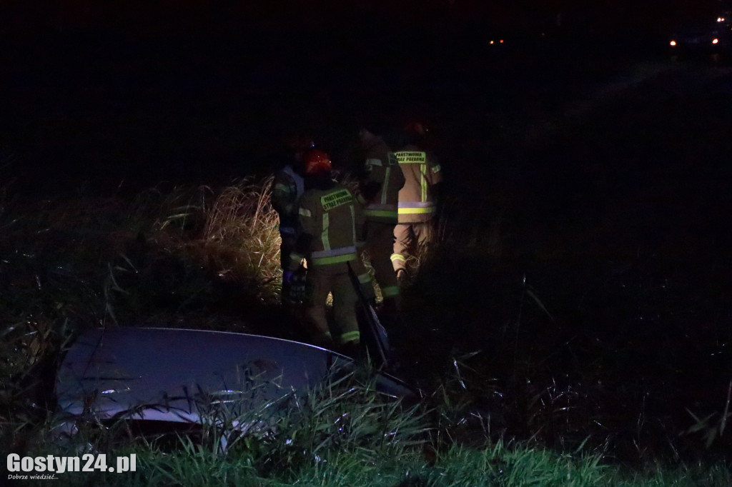 Auto wpadło do rzeczki na trasie Gostyń-Grabonóg