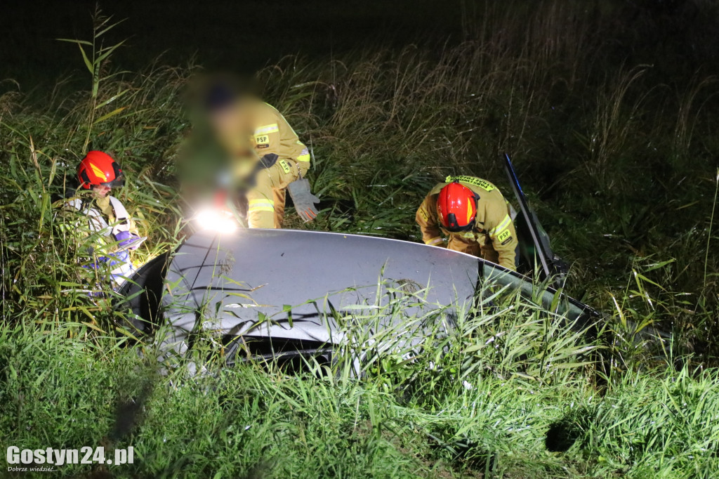 Auto wpadło do rzeczki na trasie Gostyń-Grabonóg