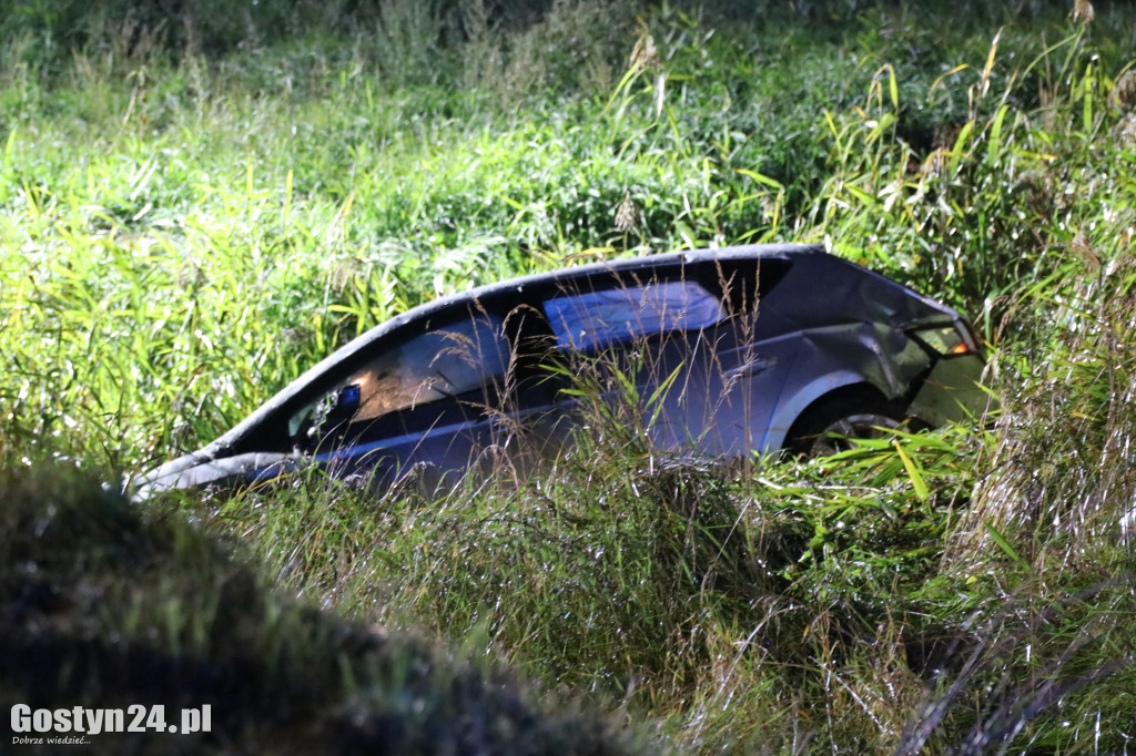 Auto wpadło do rzeczki na trasie Gostyń-Grabonóg