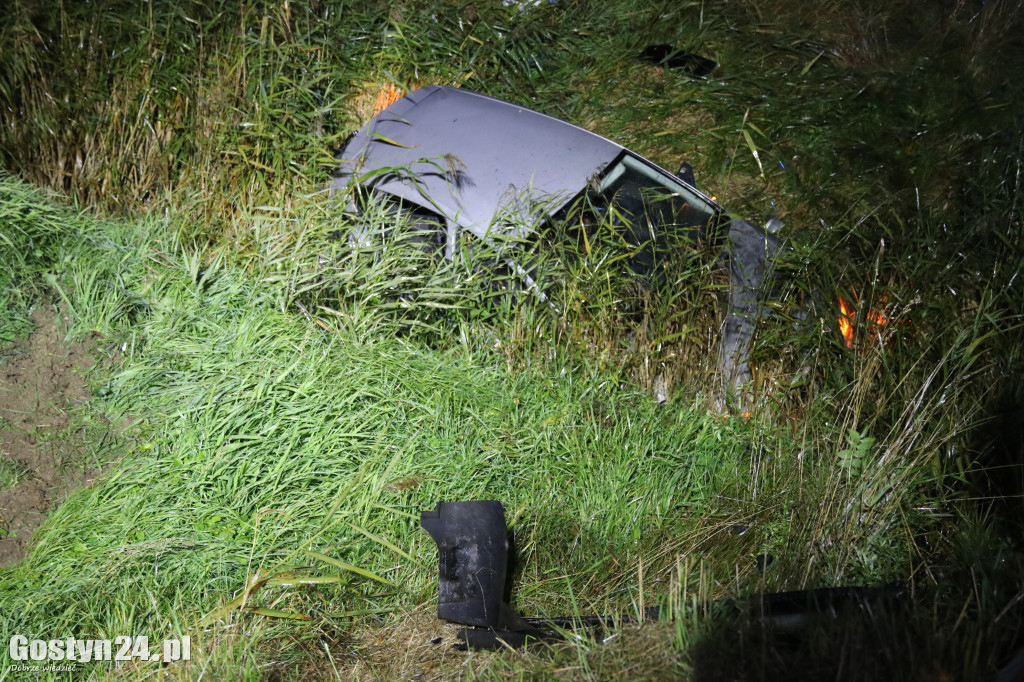 Auto wpadło do rzeczki na trasie Gostyń-Grabonóg