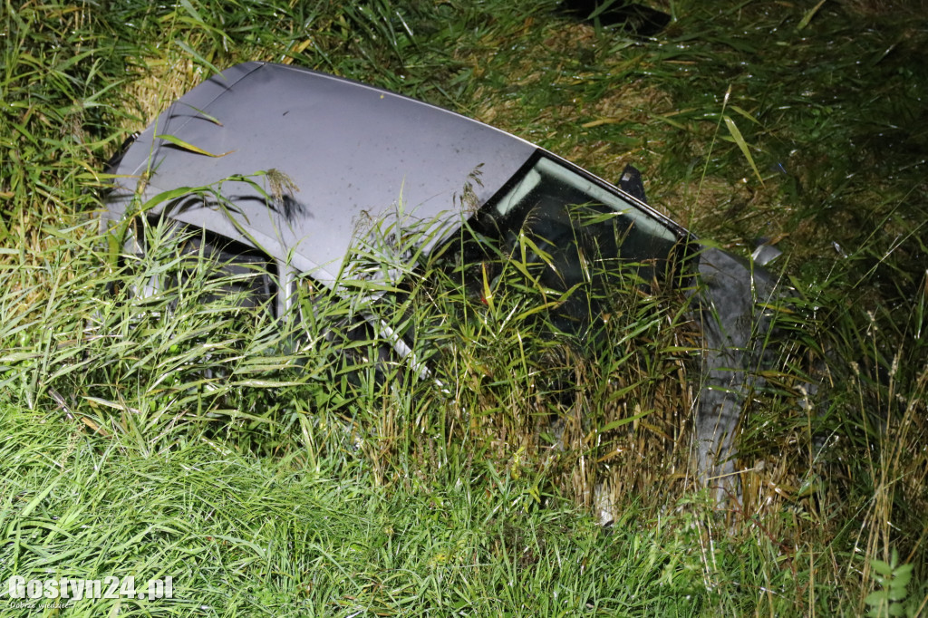 Auto wpadło do rzeczki na trasie Gostyń-Grabonóg
