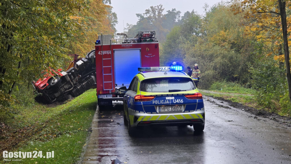 Pszenica na drodze, a ciężarówka  blokuje drogę