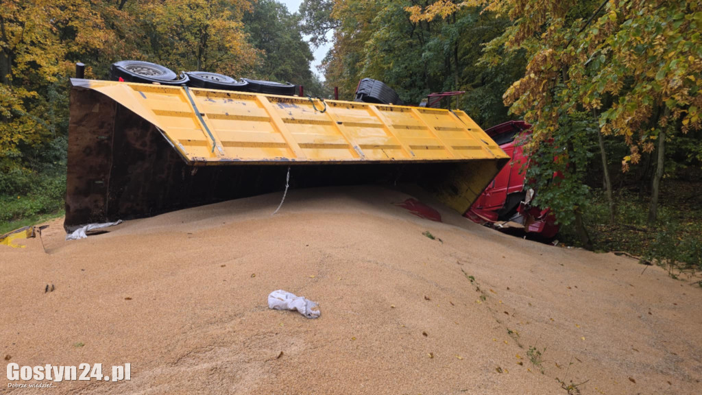 Pszenica na drodze, a ciężarówka  blokuje drogę