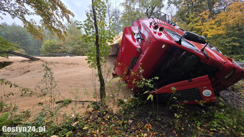 Pszenica na drodze, a ciężarówka  blokuje drogę