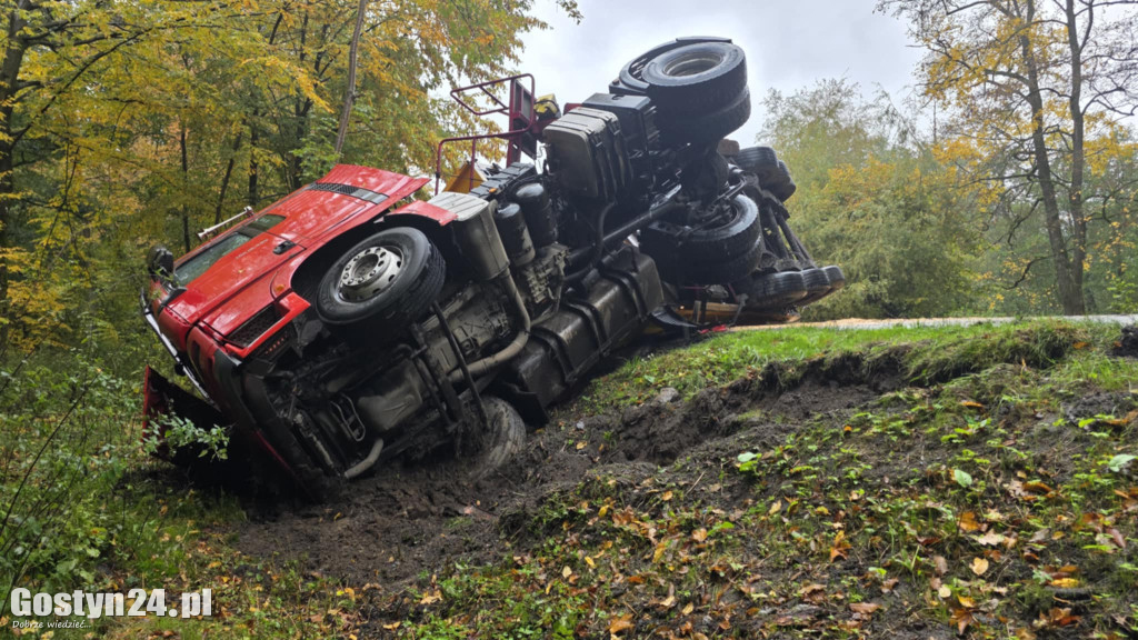 Pszenica na drodze, a ciężarówka  blokuje drogę