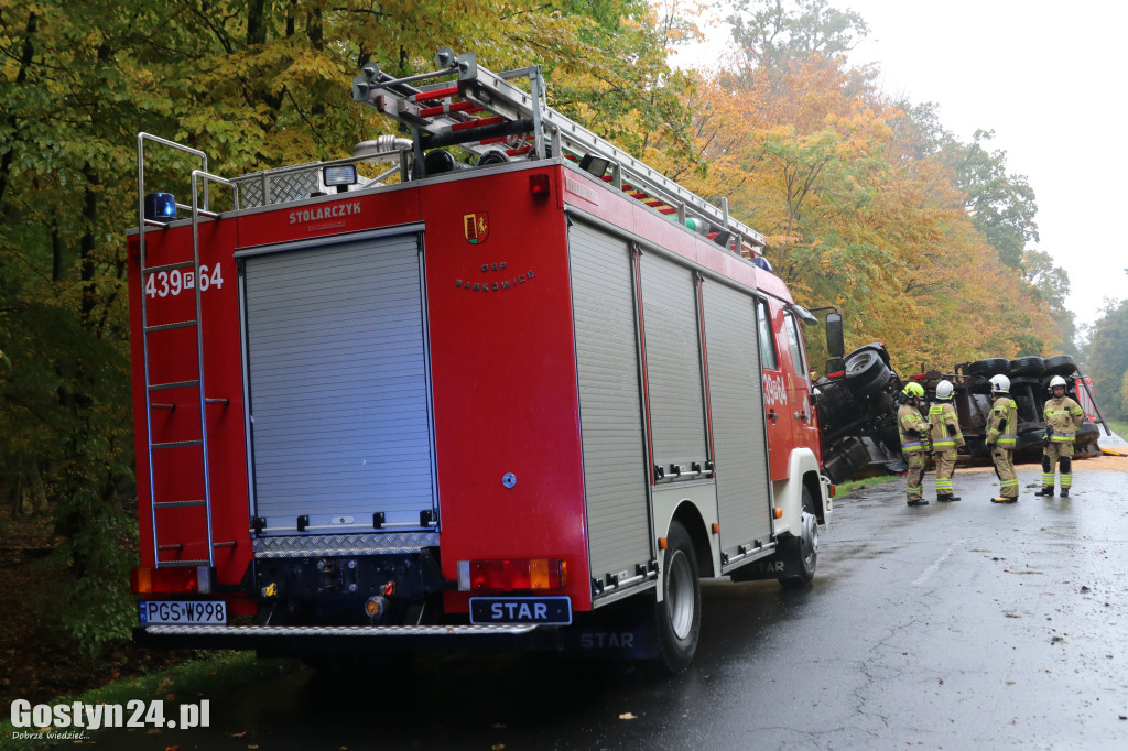 Pszenica na drodze, a ciężarówka  blokuje drogę