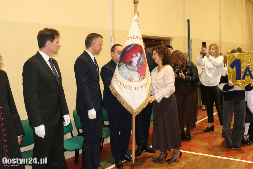 Nadanie sztandaru w SP3 w Gostyniu
