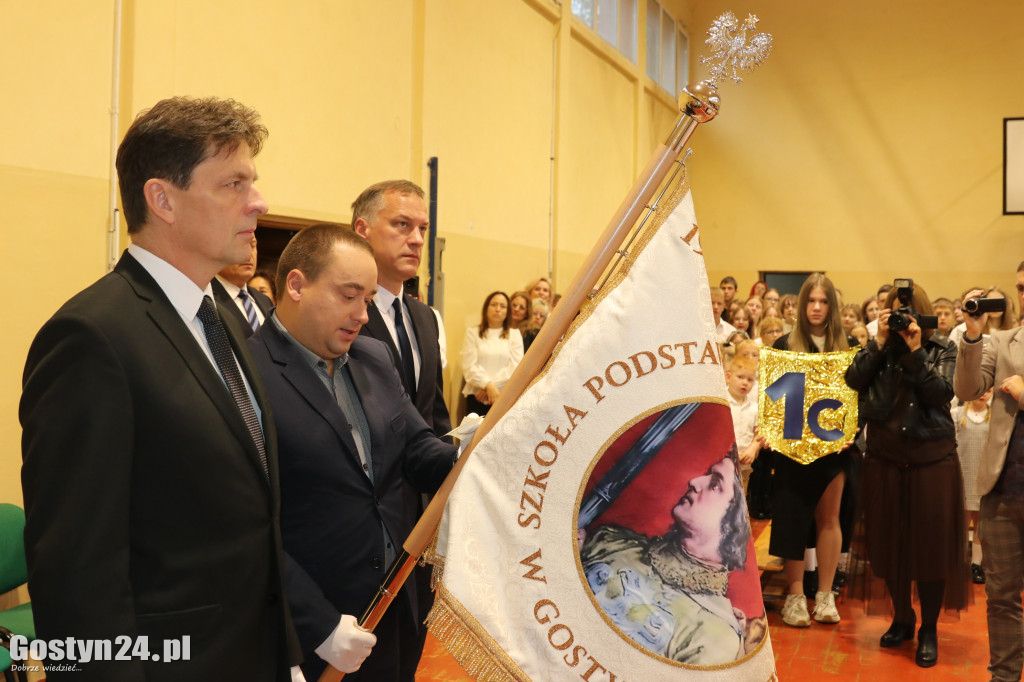 Nadanie sztandaru w SP3 w Gostyniu