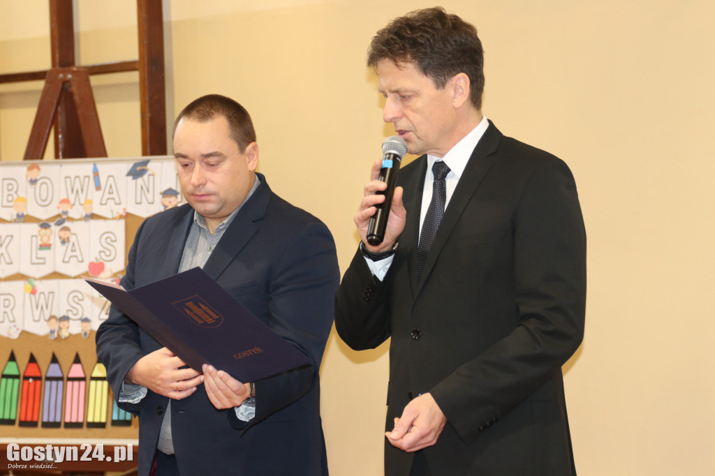 Nadanie sztandaru w SP3 w Gostyniu