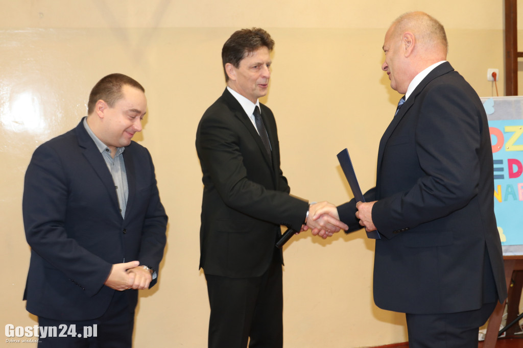 Nadanie sztandaru w SP3 w Gostyniu