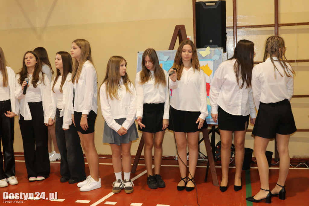 Nadanie sztandaru w SP3 w Gostyniu