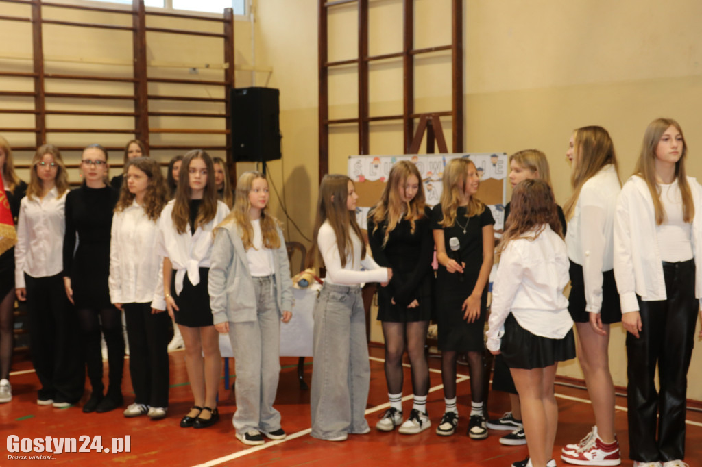Nadanie sztandaru w SP3 w Gostyniu