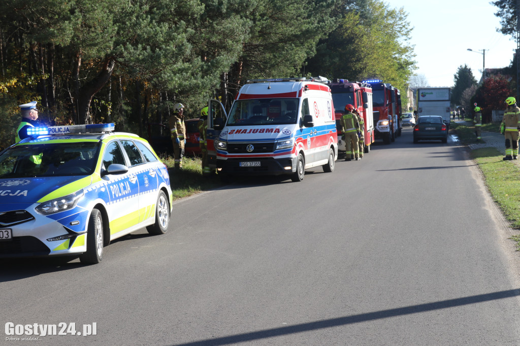 W Stankowie, samochód uderzył w drzewo