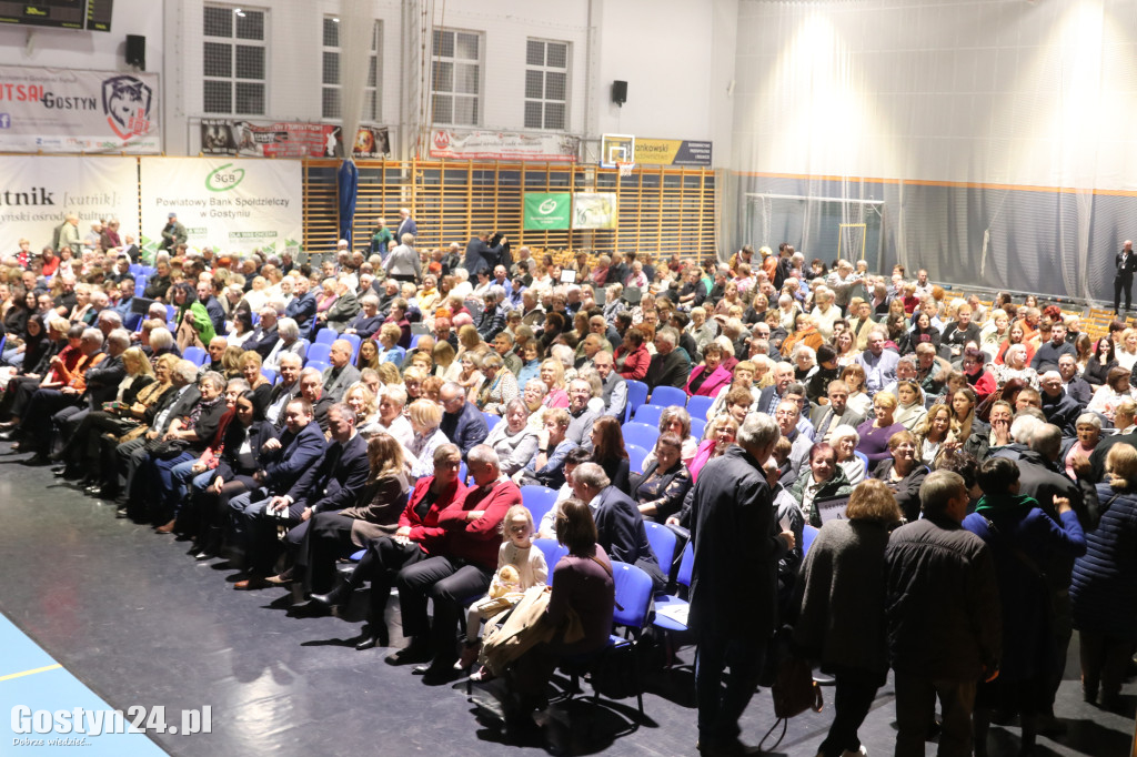 Zespół Pieśni i Tańca Śląsk na scenie w Gostyniu