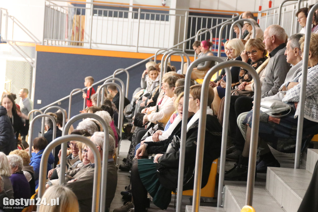 Zespół Pieśni i Tańca Śląsk na scenie w Gostyniu