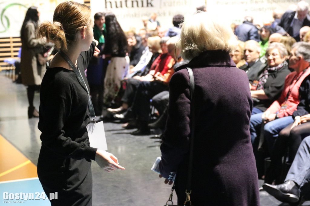 Zespół Pieśni i Tańca Śląsk na scenie w Gostyniu