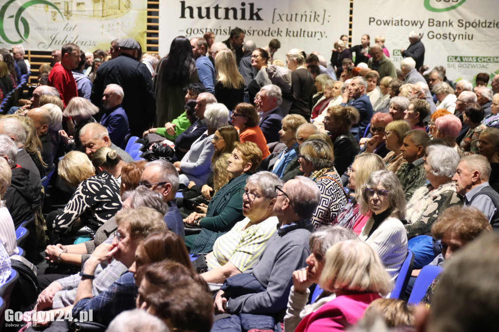 Zespół Pieśni i Tańca Śląsk na scenie w Gostyniu