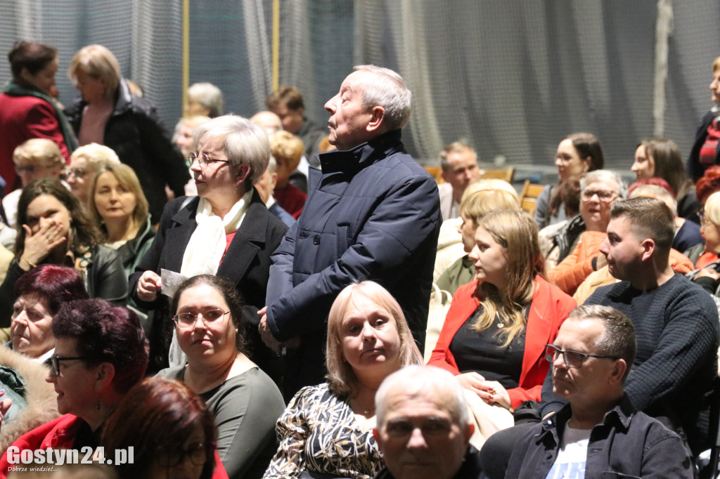 Zespół Pieśni i Tańca Śląsk na scenie w Gostyniu