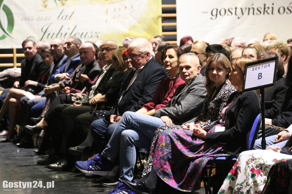 Zespół Pieśni i Tańca Śląsk na scenie w Gostyniu