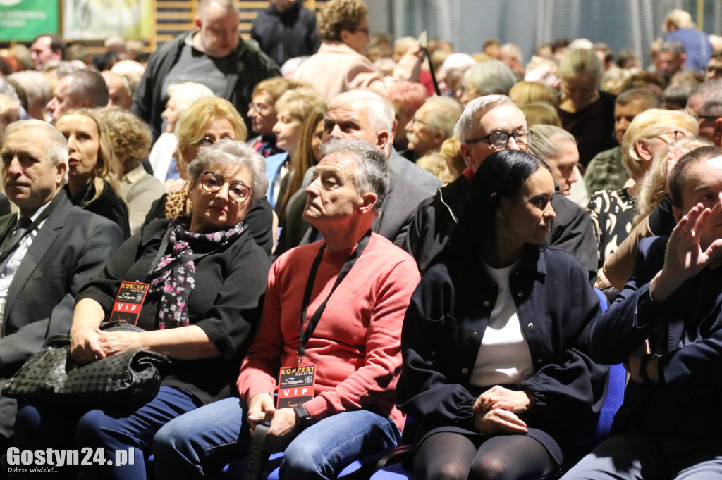 Zespół Pieśni i Tańca Śląsk na scenie w Gostyniu