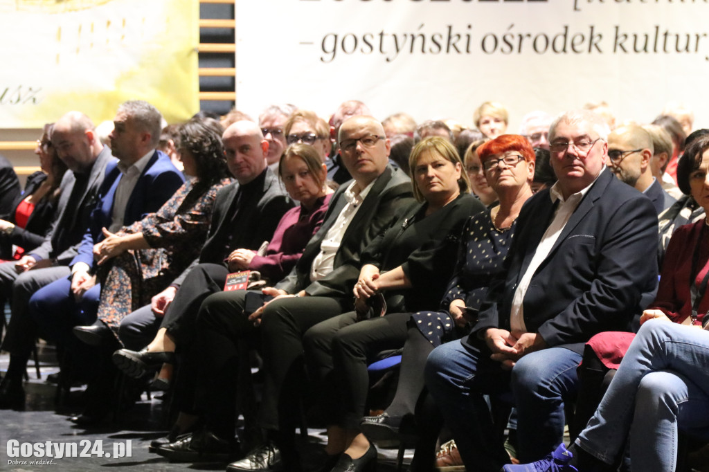 Zespół Pieśni i Tańca Śląsk na scenie w Gostyniu