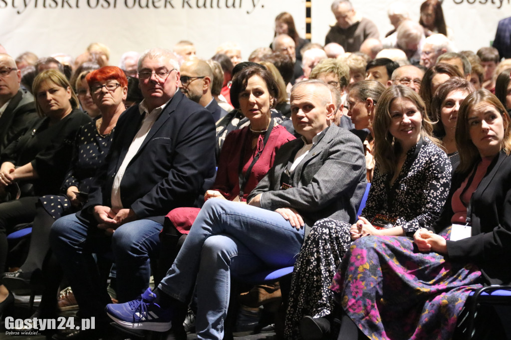 Zespół Pieśni i Tańca Śląsk na scenie w Gostyniu