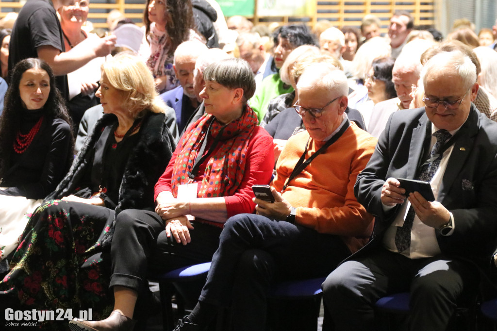 Zespół Pieśni i Tańca Śląsk na scenie w Gostyniu