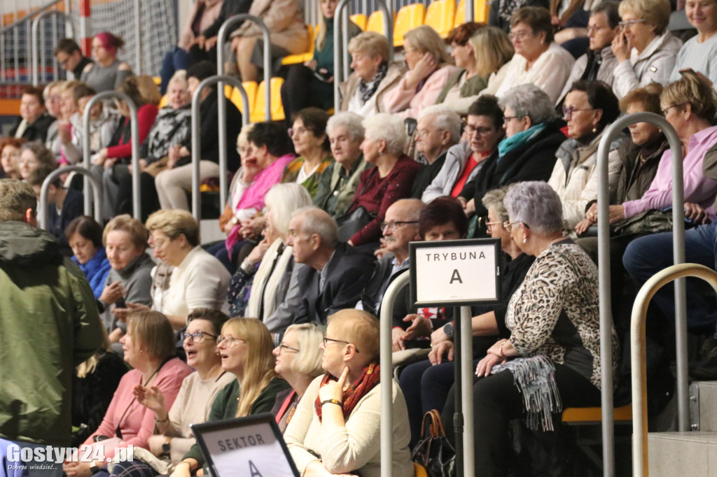 Zespół Pieśni i Tańca Śląsk na scenie w Gostyniu