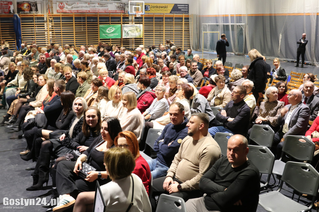 Zespół Pieśni i Tańca Śląsk na scenie w Gostyniu